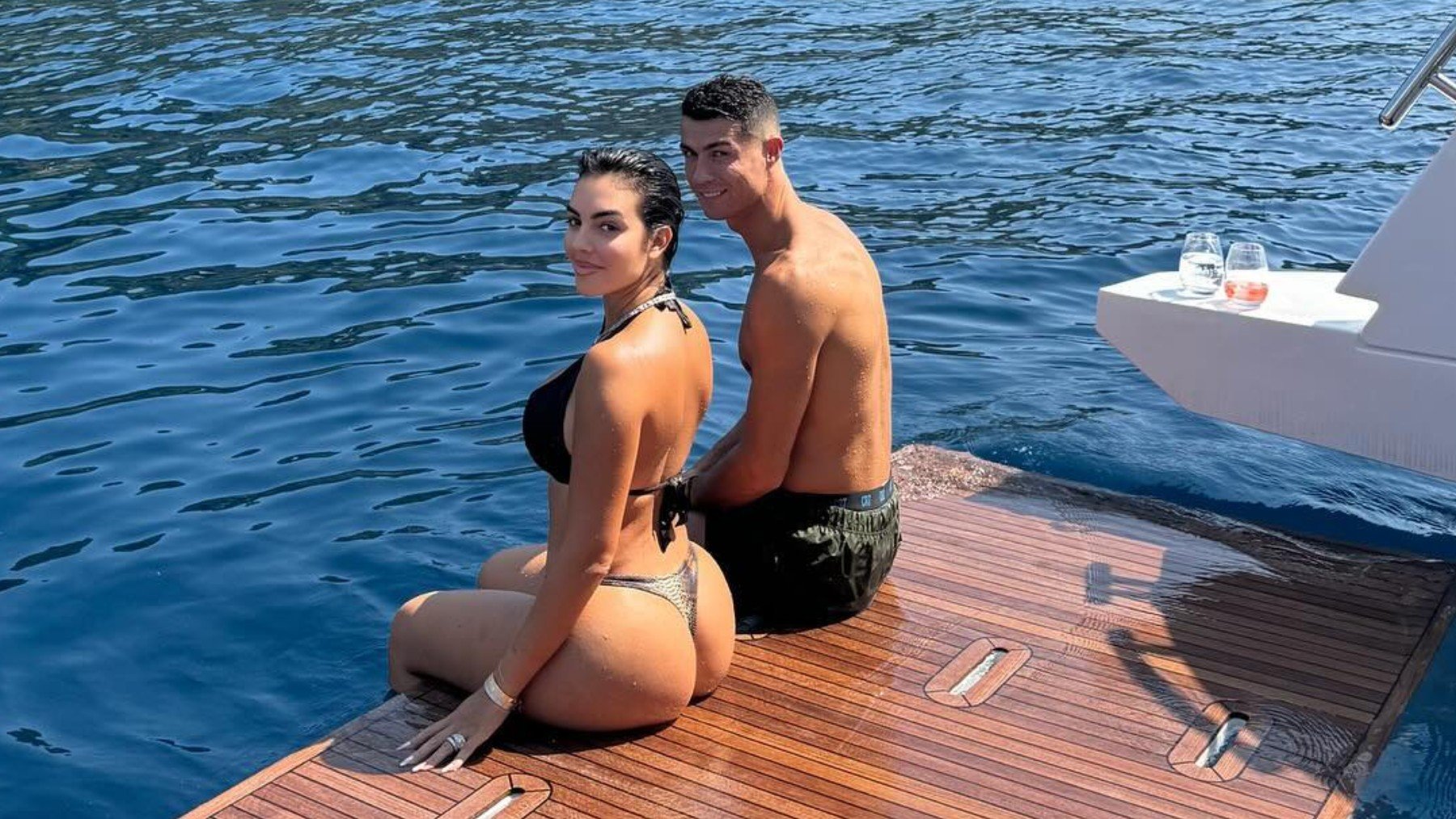 Cristiano y Georgina en un barco.