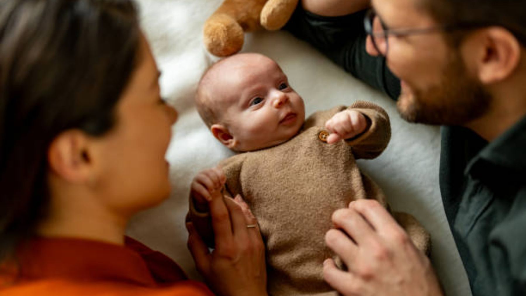 Padres con su bebé.