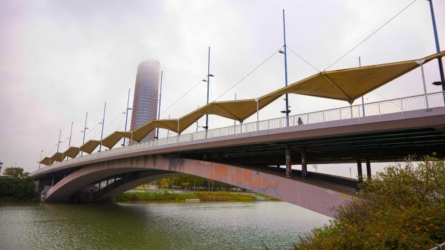 Encuentran en Sevilla el cadáver de una mujer flotando en el río Guadalquivir