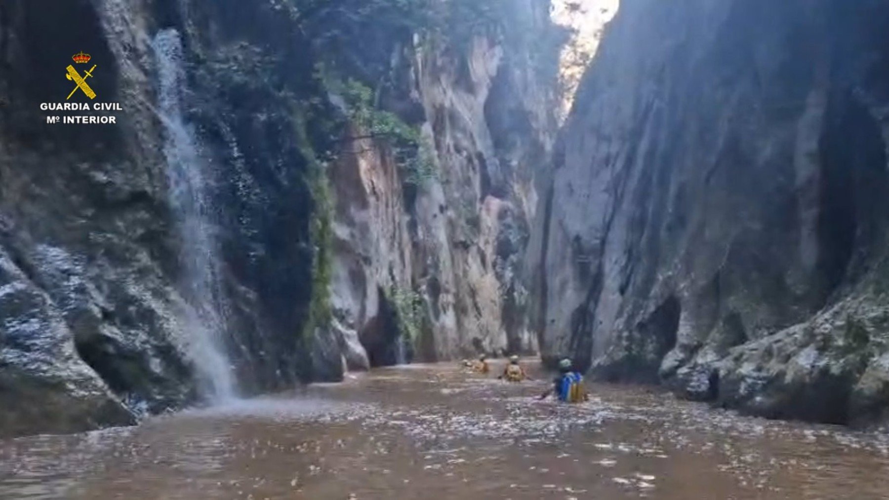 Medios acuáticos de la Guardia Civil exploran el Torrent de Pareis.