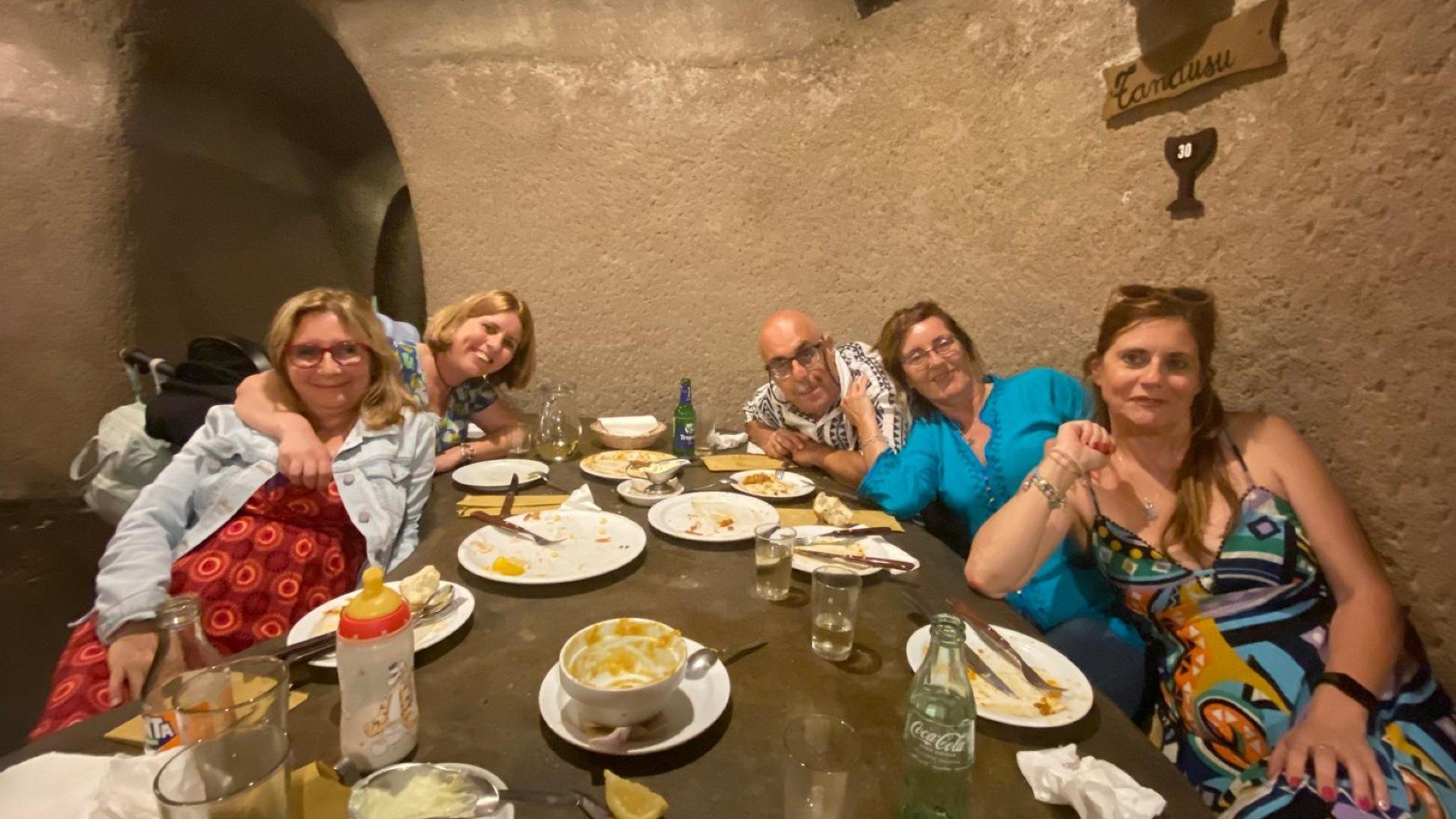 Loly Quesada con su familia celebrando la esperada reapertura del caso. Foto: OKDIARIO