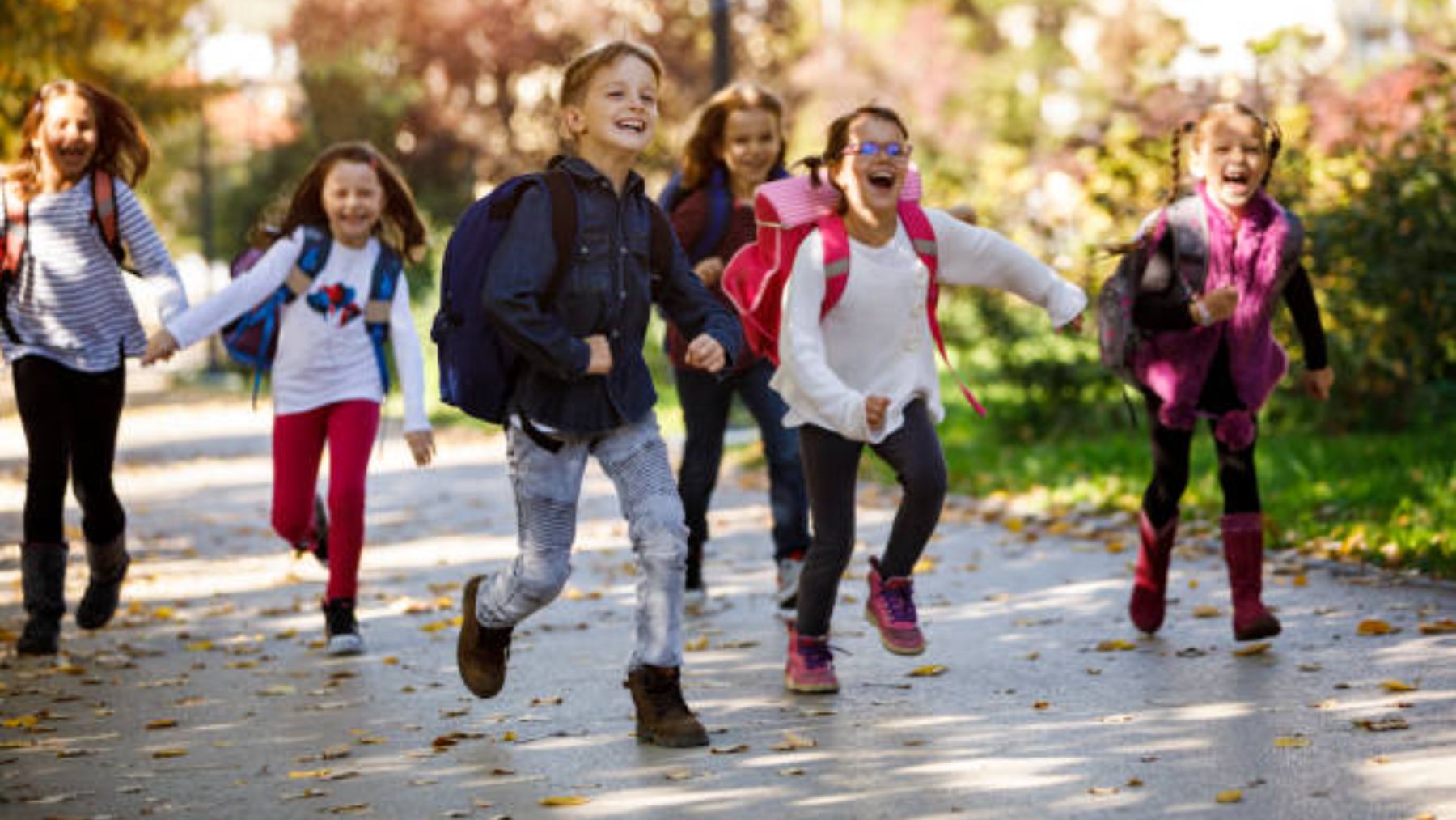 Niños volviendo al colegio.