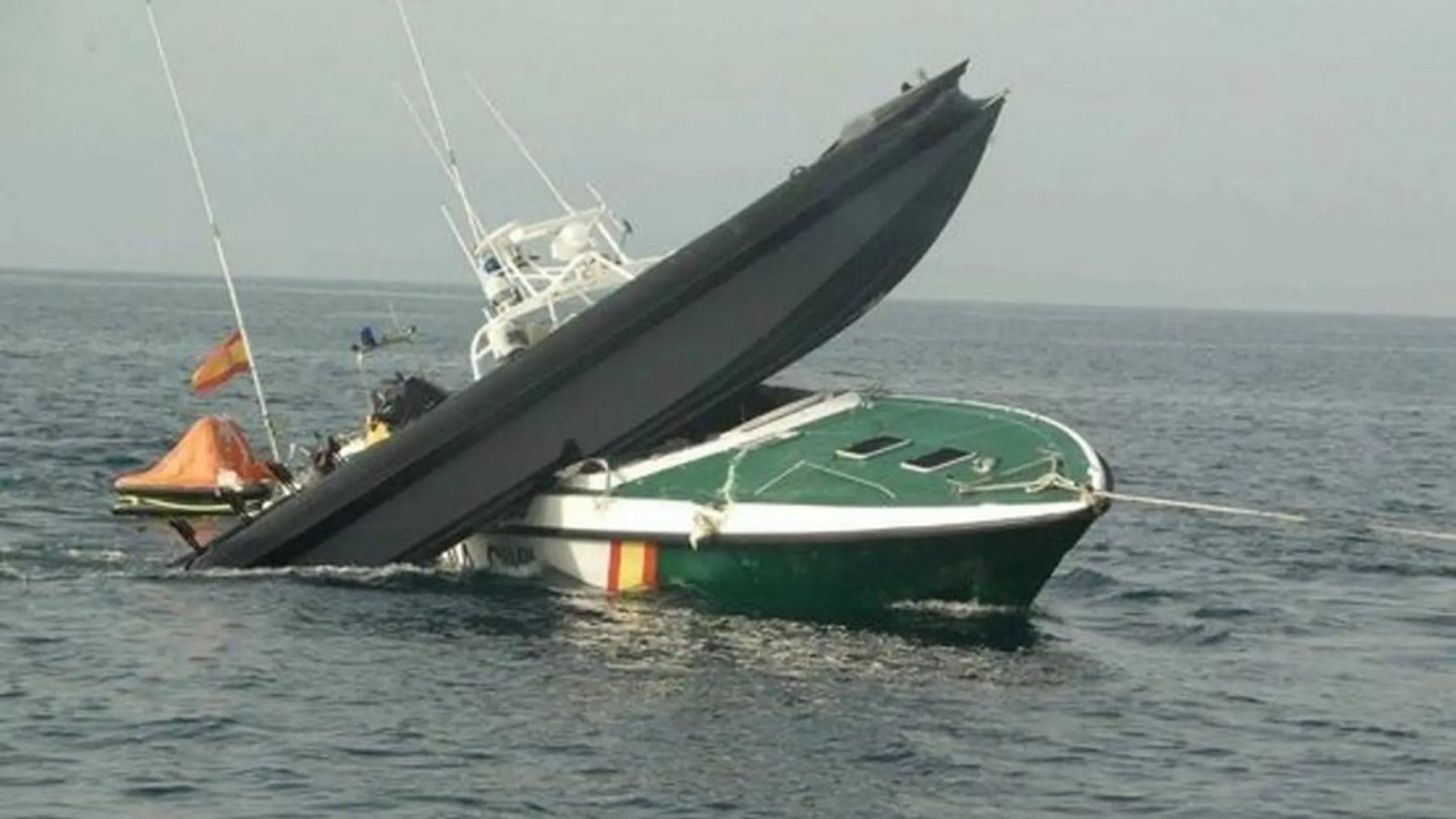 Una narcolancha embiste a una patrullera de la Guardia Civil durante una persecución en aguas de Estepona.