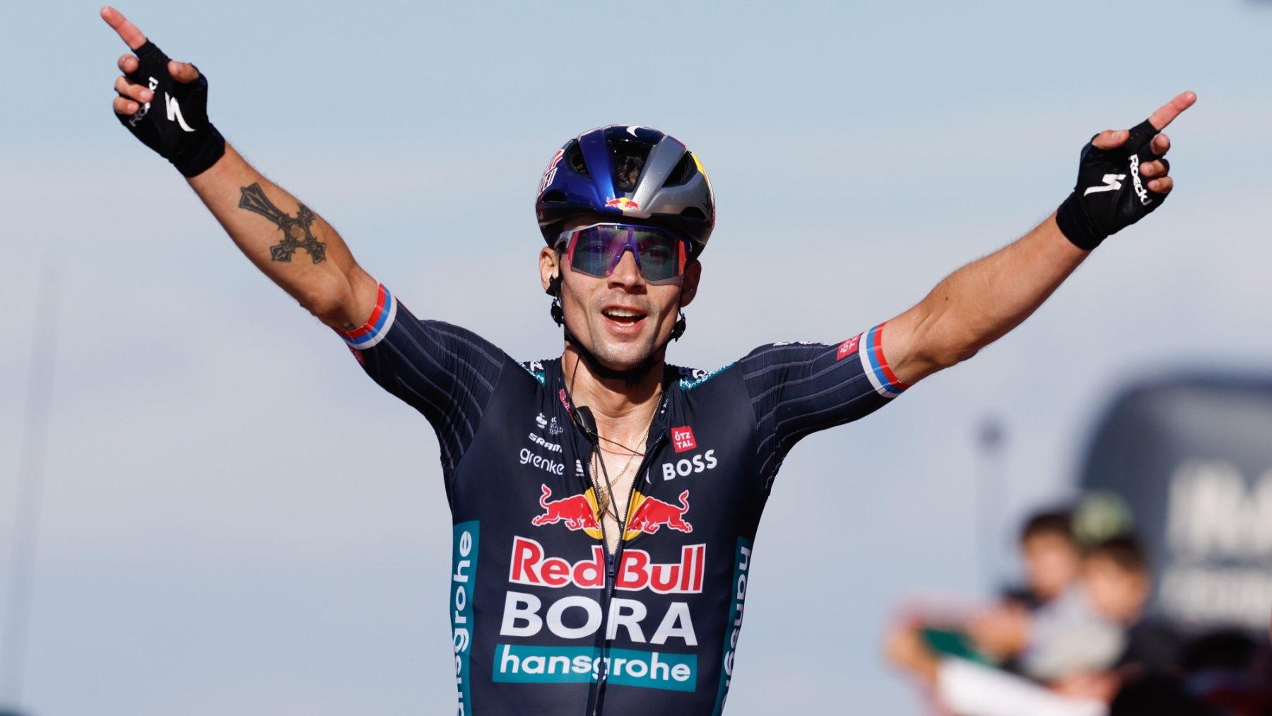 Primoz Roglic celebra su triunfo de etapa en la Vuelta. (EFE)