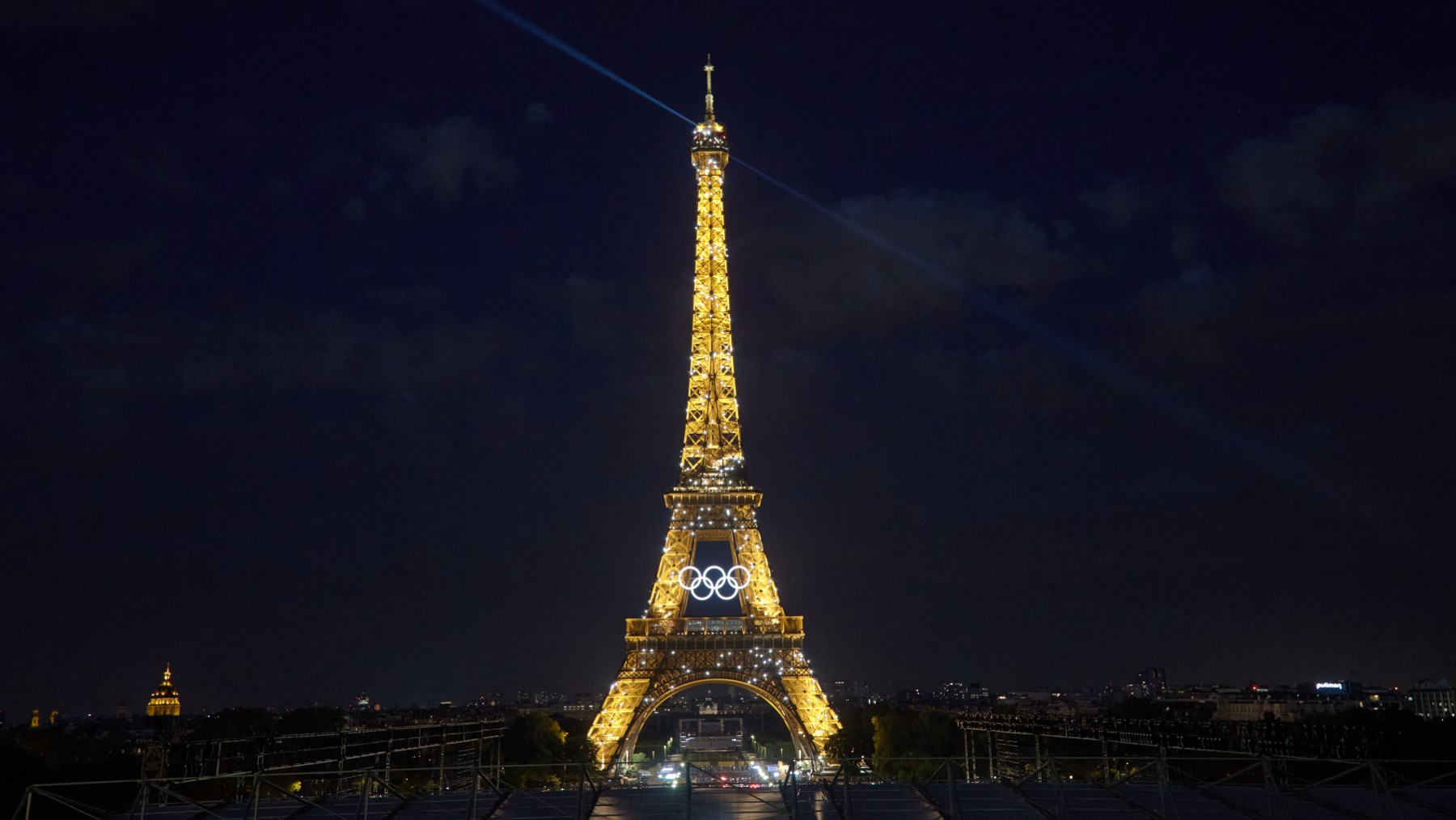 La Torre Eiffel, con los aros olímpicos encendidos. (Getty)