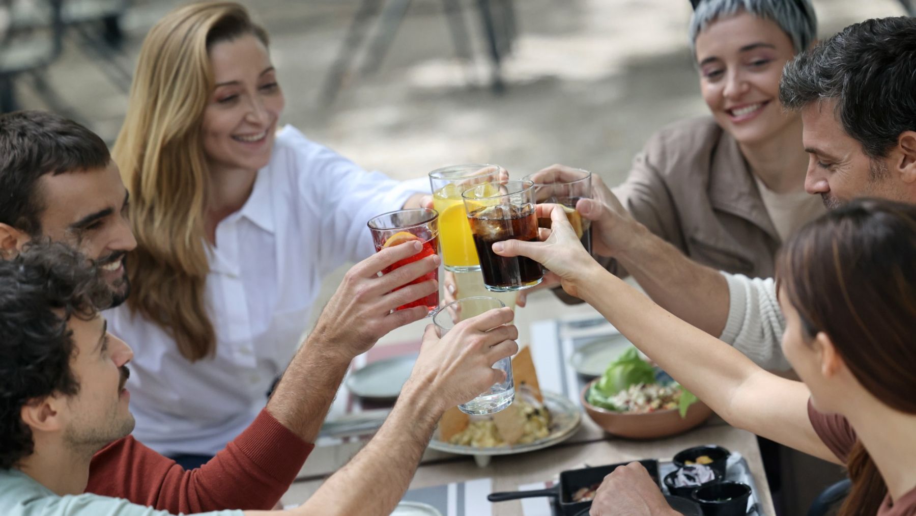 Amigos reunidos (Foto: la Asociación de Bebidas Refrescantes).