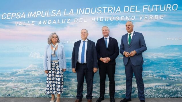 Hereu visita el Valle Andaluz del Hidrógeno Verde de Cepsa para conocer su transformación industrial