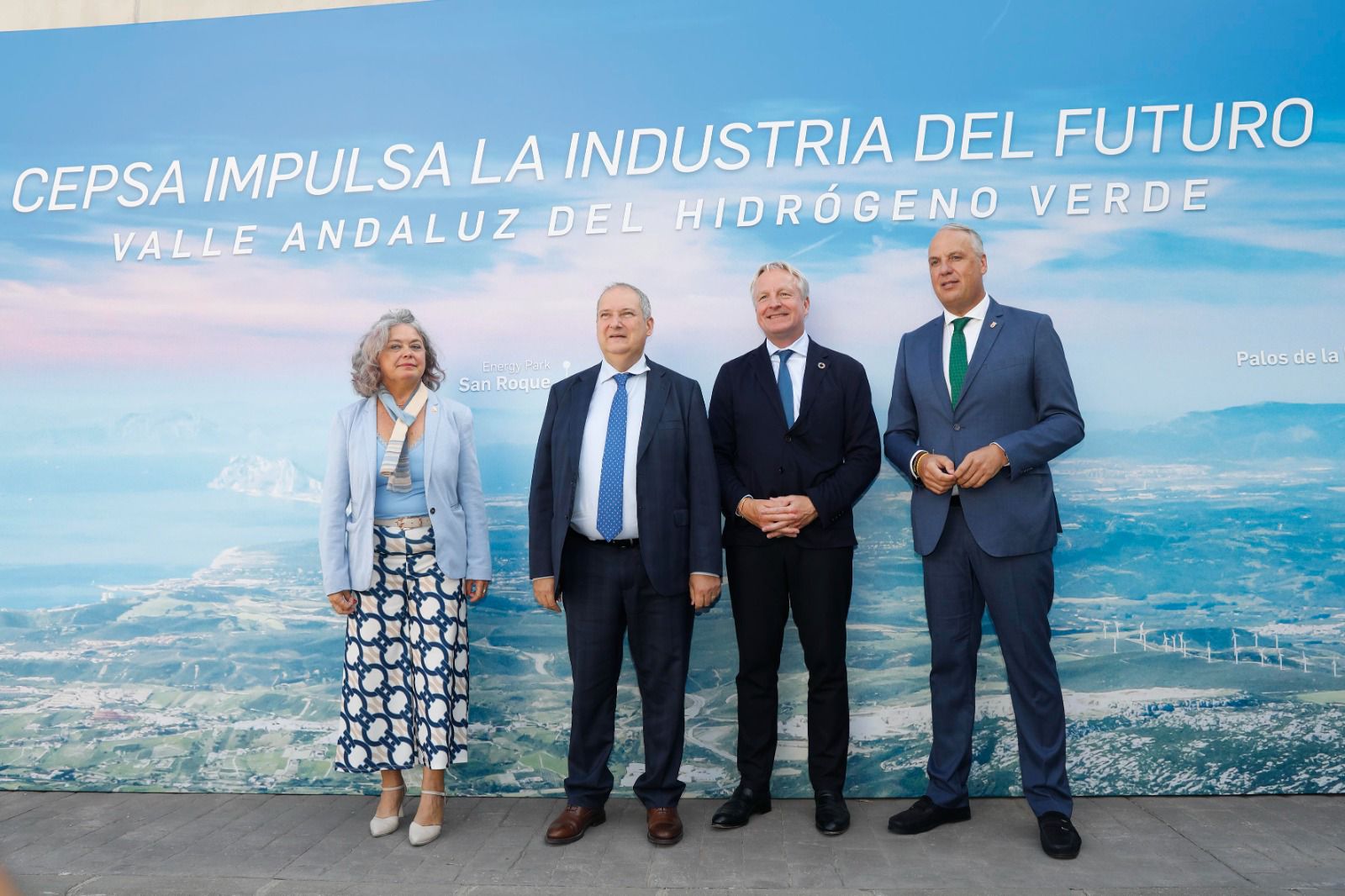 lanca Flores, subdelegada del Gobierno en Cádiz, Jordi Hereu, ministro de Industria y Turismo, Maarten Wetselaar, CEO de Cepsa, y Juan Carlos Ruiz Boix, alcalde de San Roque