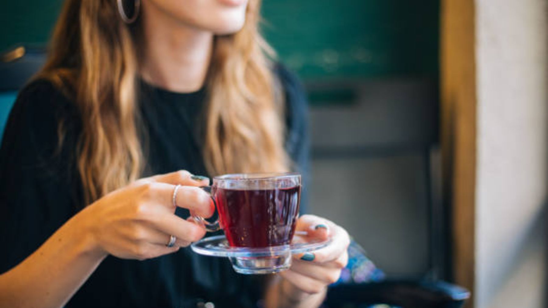 Mujer bebiendo infusión.