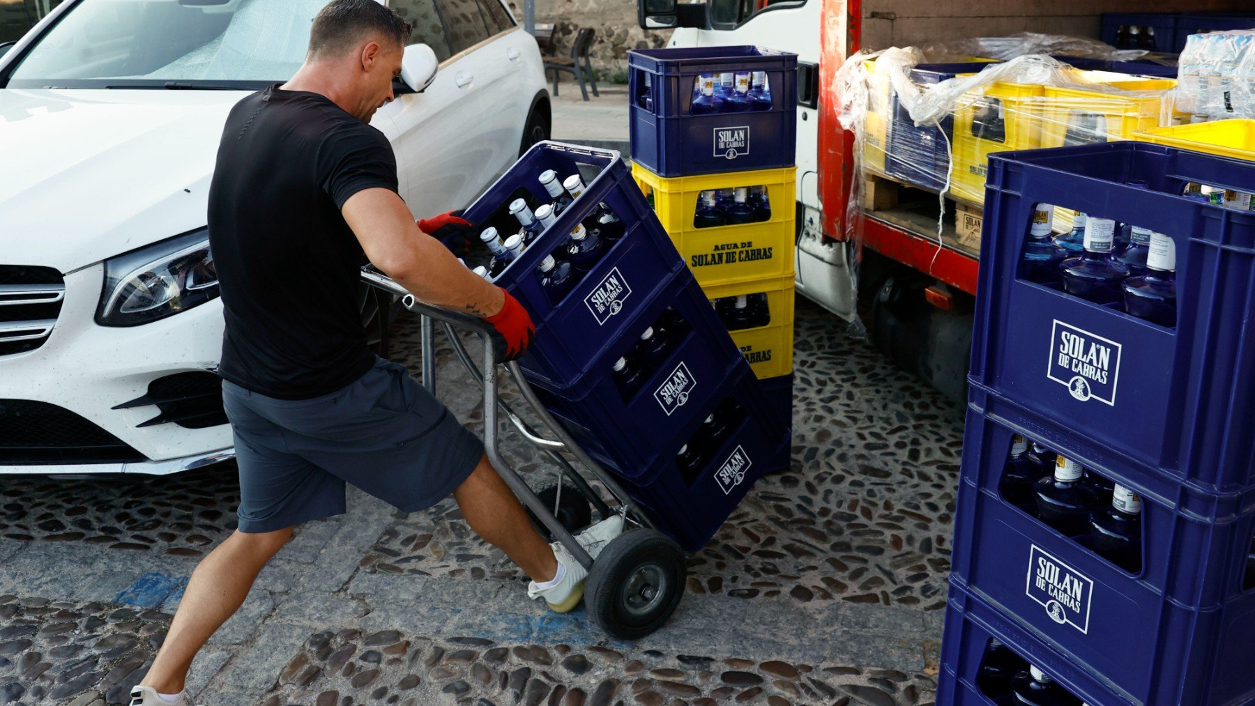 Un trabajador carga botellas de agua. (EP)