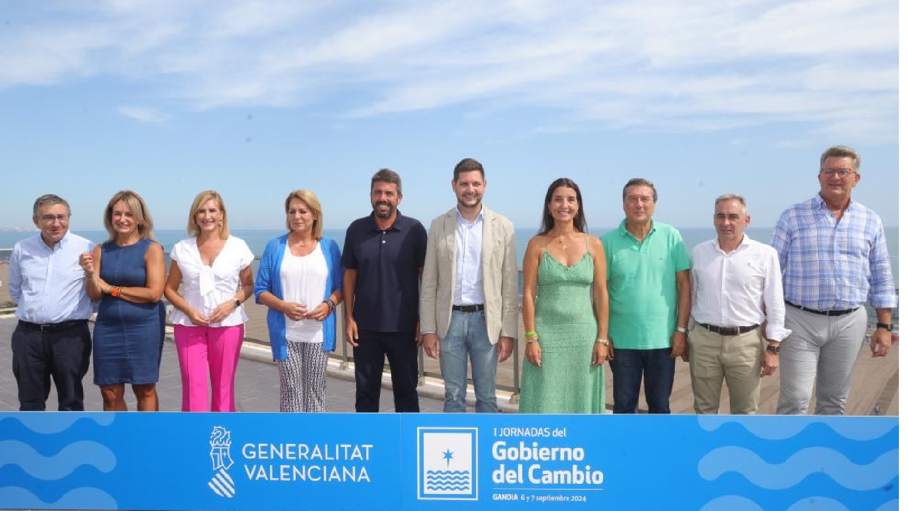 Carlos Mazón con los miembros de su Gobierno, este sábado, en Gandía, en Valencia.