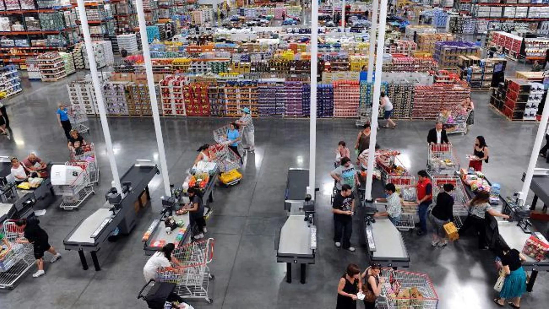 Interior de una tienda Costco.