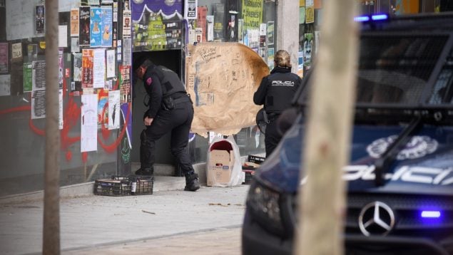 La Policía entra en un edificio okupado.