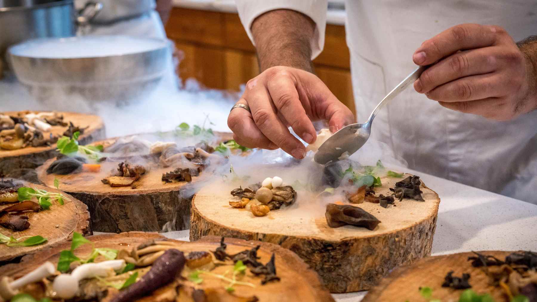 Un cocinero preparando los platos.