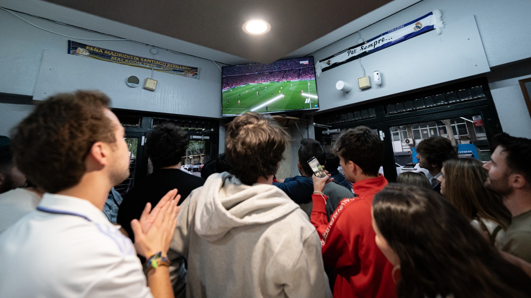 Un grupo de personas ven un partido del Real Madrid en un bar. (EP)