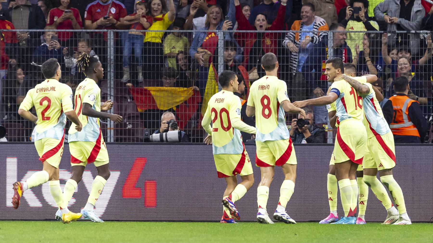 Los jugadores de España celebran un gol contra Suiza. (EFE)