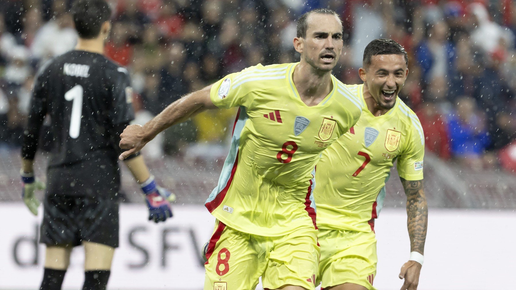 Fabián y Pino celebran uno de los goles. (EFE)