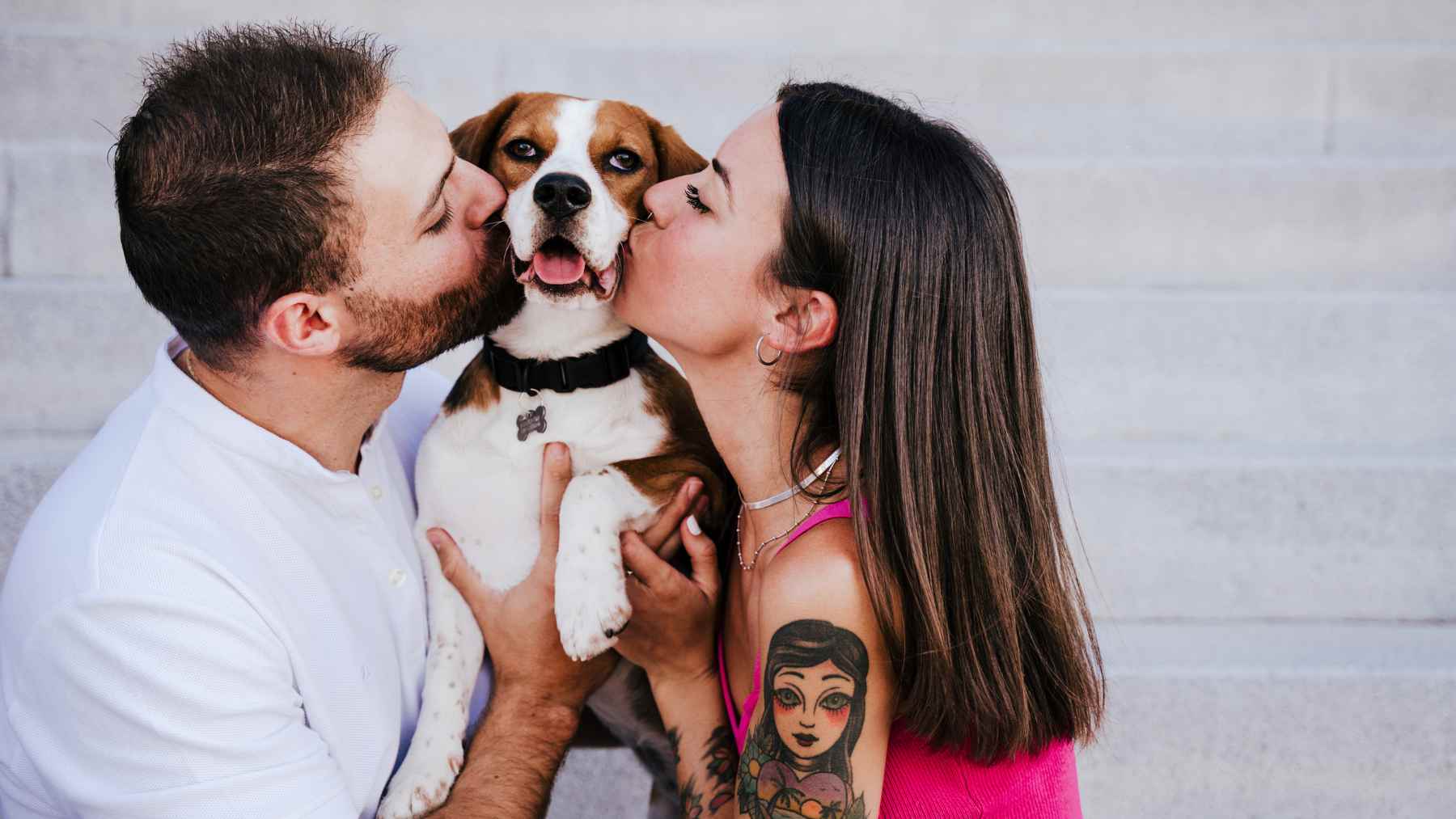 Una pareja con su perro.