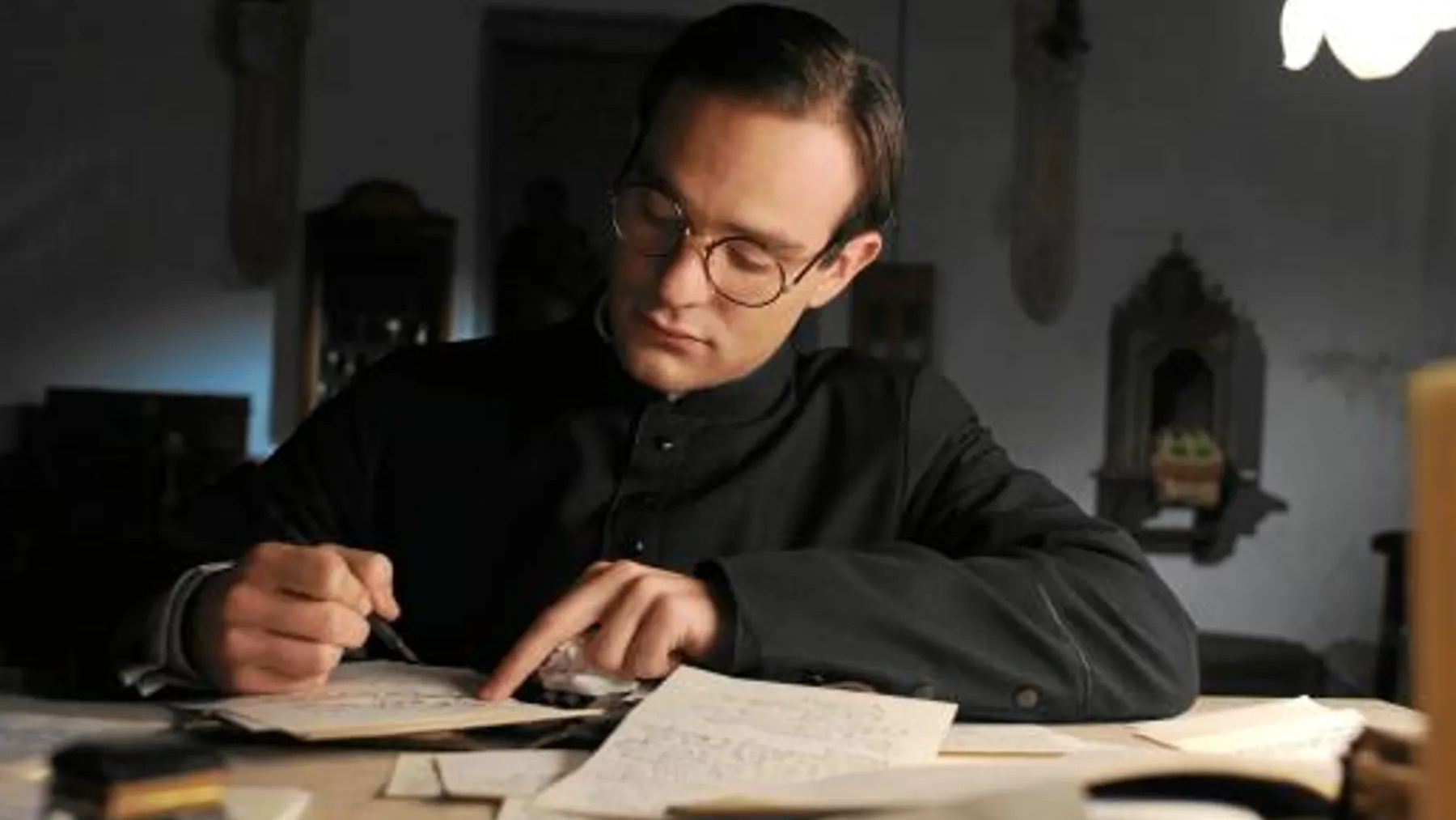 Charlie Cox interpreta a San Josemaría Escrivá de Balaguer.