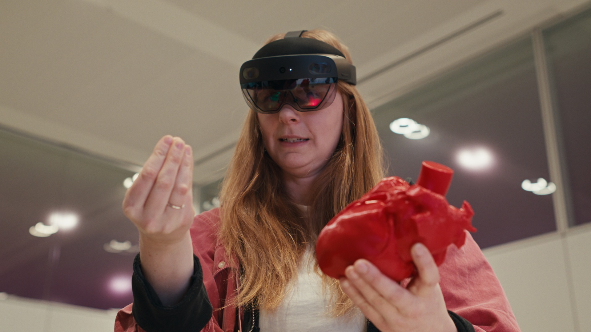 La presentadora Simone Giertz en una escena del documental ‘Being Digi-Sapiens’ @Huawei