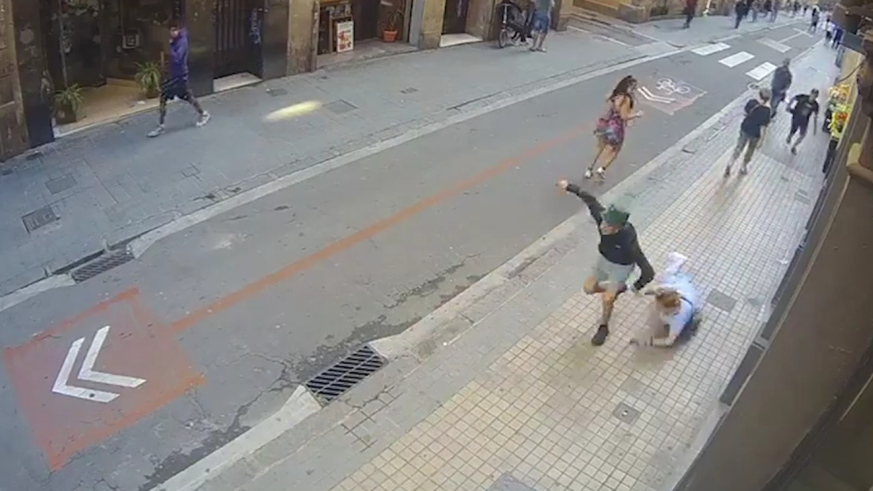 Un ladrón arrastra por el cuello a una anciana para robarle en El Raval.
