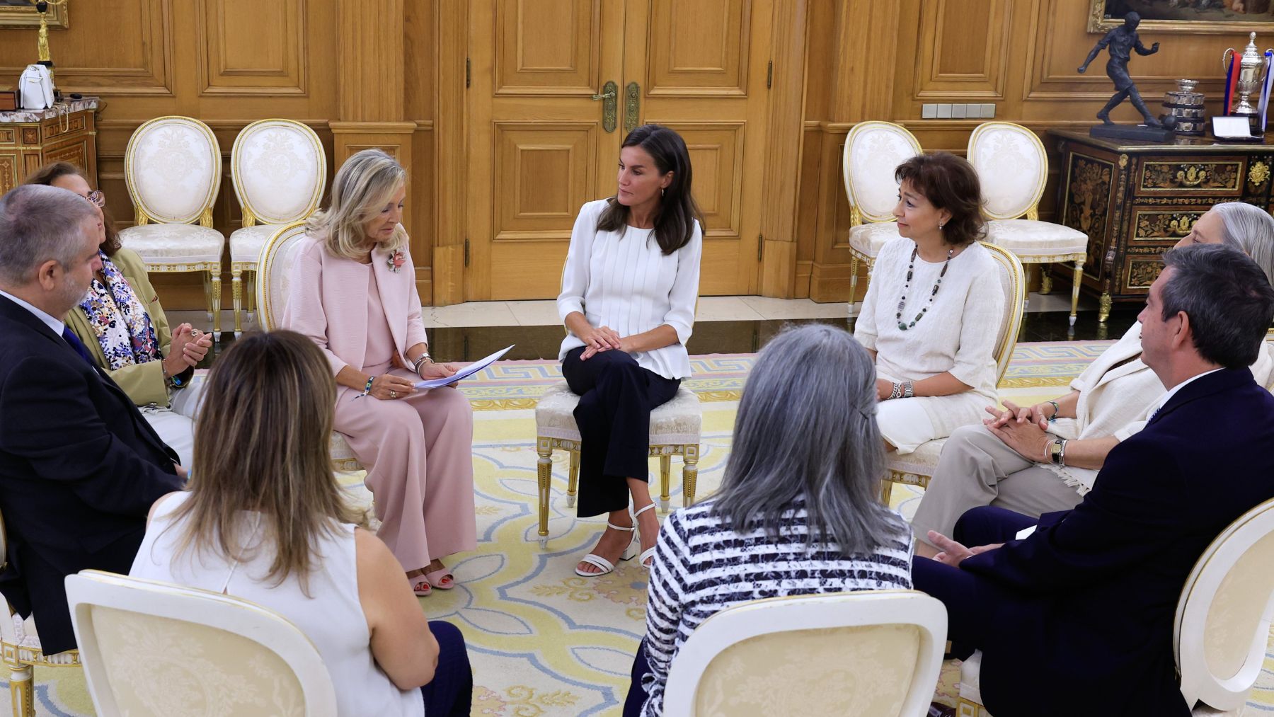 La Reina Letizia reunida con la asociación adELA.