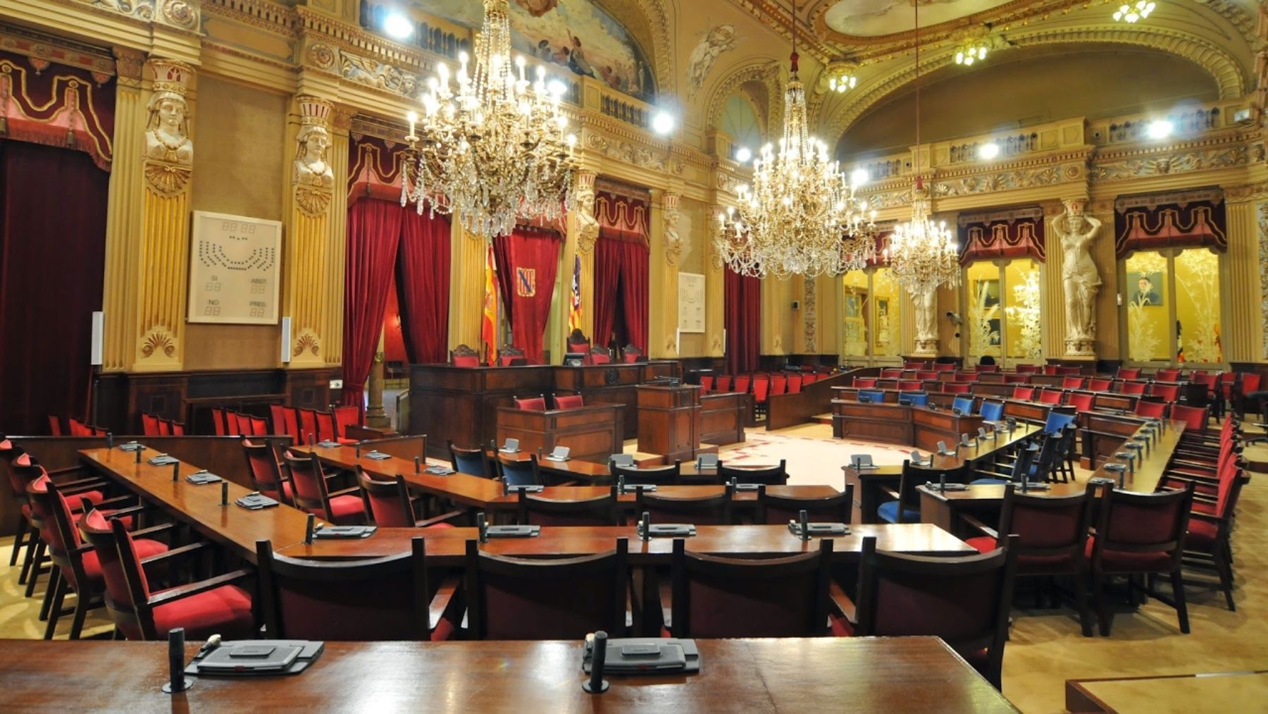 Sala de plenos del Parlament balear.