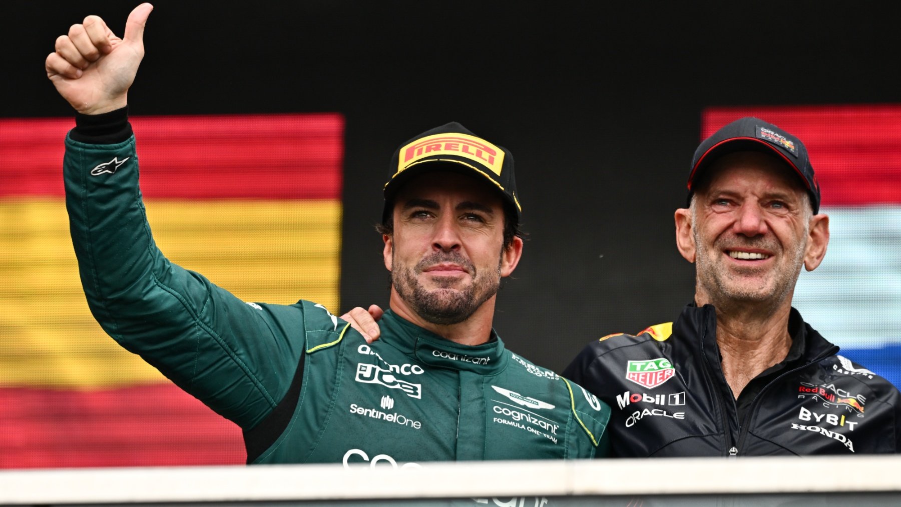 Adrian Newey y Fernando Alonso en un podio la pasada temporada. (Getty)