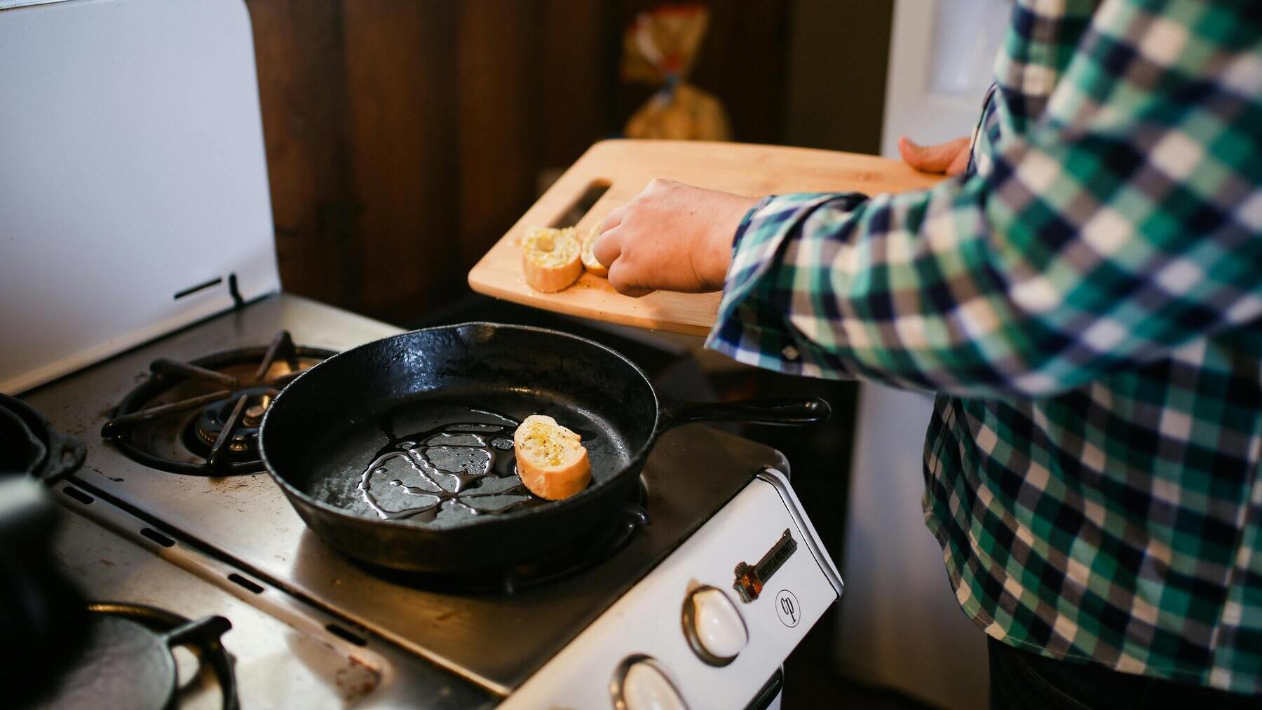 Hombre cocinando en la sartén.