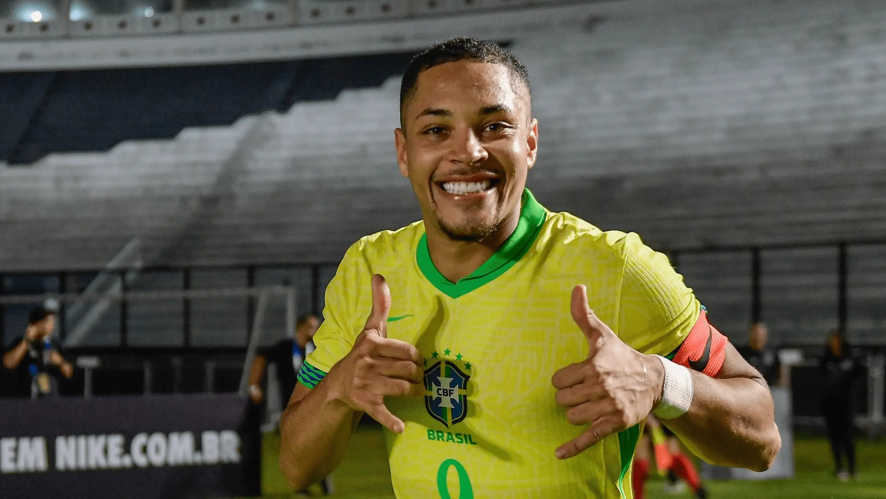 Vitor Roque celebra un gol con Brasil. (CBF)