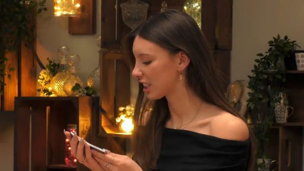 Victoria no paraba de mirarse en su espejo durante su cita en 'First Dates'. (Mediaset)