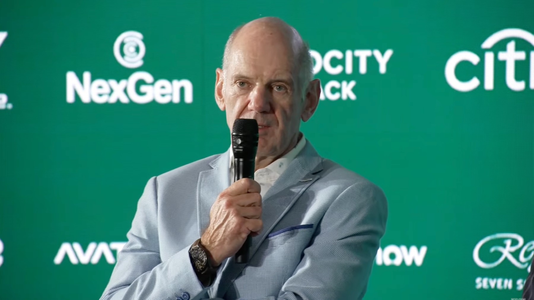 Adrian Newey en la rueda de prensa de su presentación con Aston Martin.