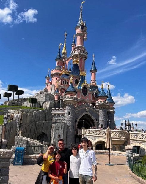 Alejandro Sanz y sus hijos en Disneyland París. (Instagram)