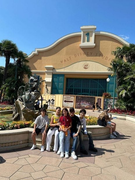 Alejandro Sanz y sus hijos en Disneyland París. (Instagram)