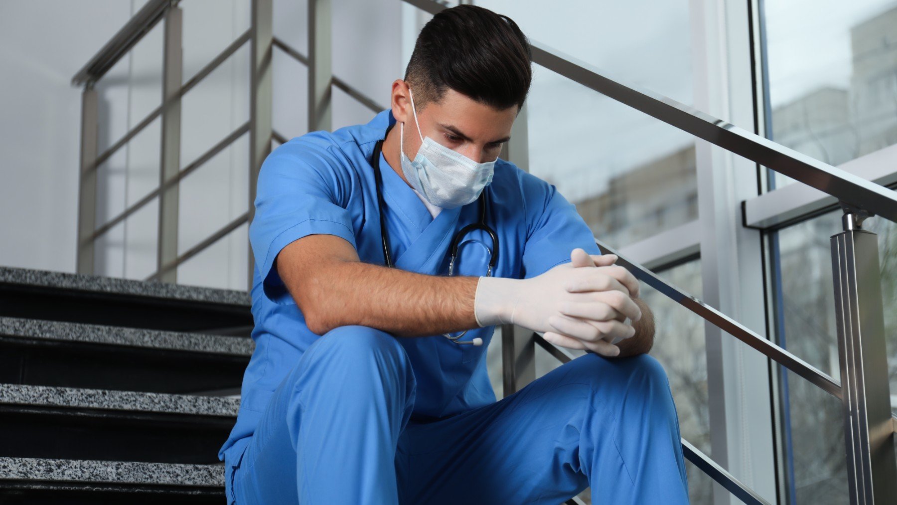 Un médico descansa tras una dura jornada.