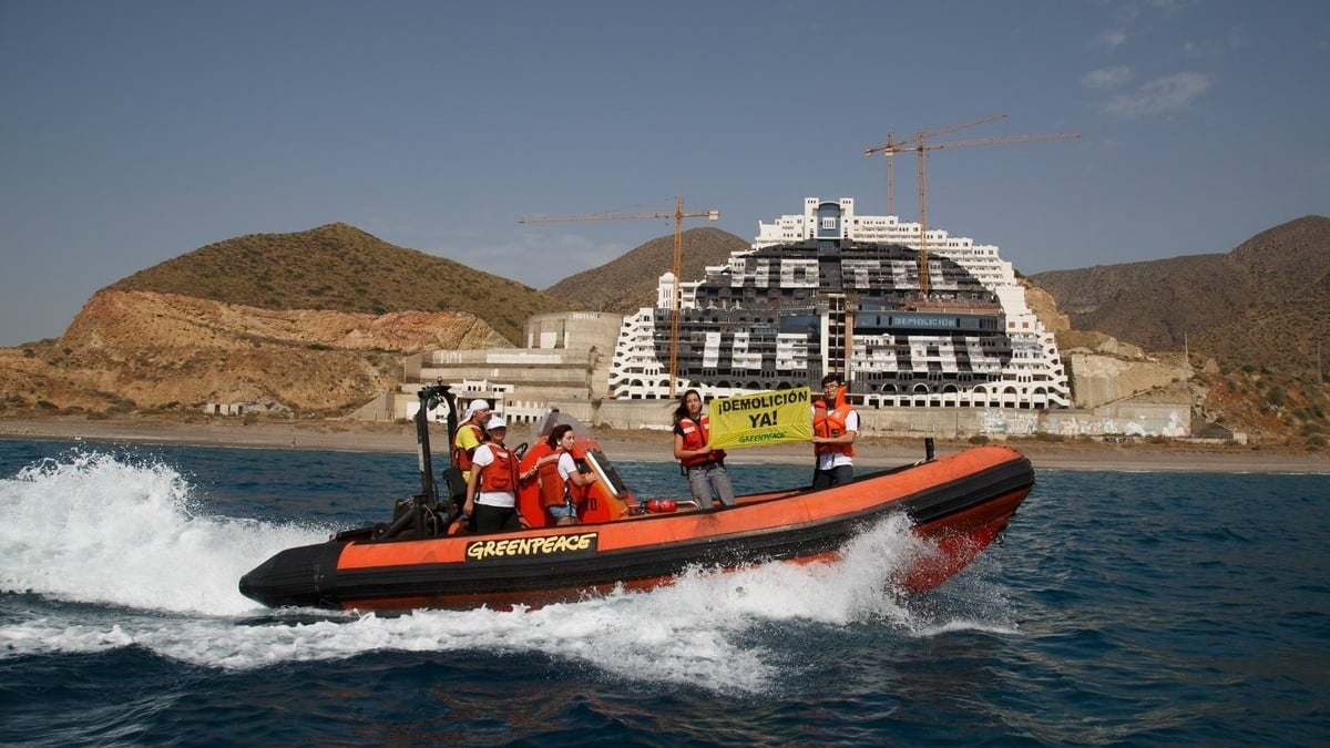 Activistas de Greenpeace reclaman la demolición del hotel del paraje del Algarrobico en la costa de Carboneras (Almería) (Foto Europa Press)