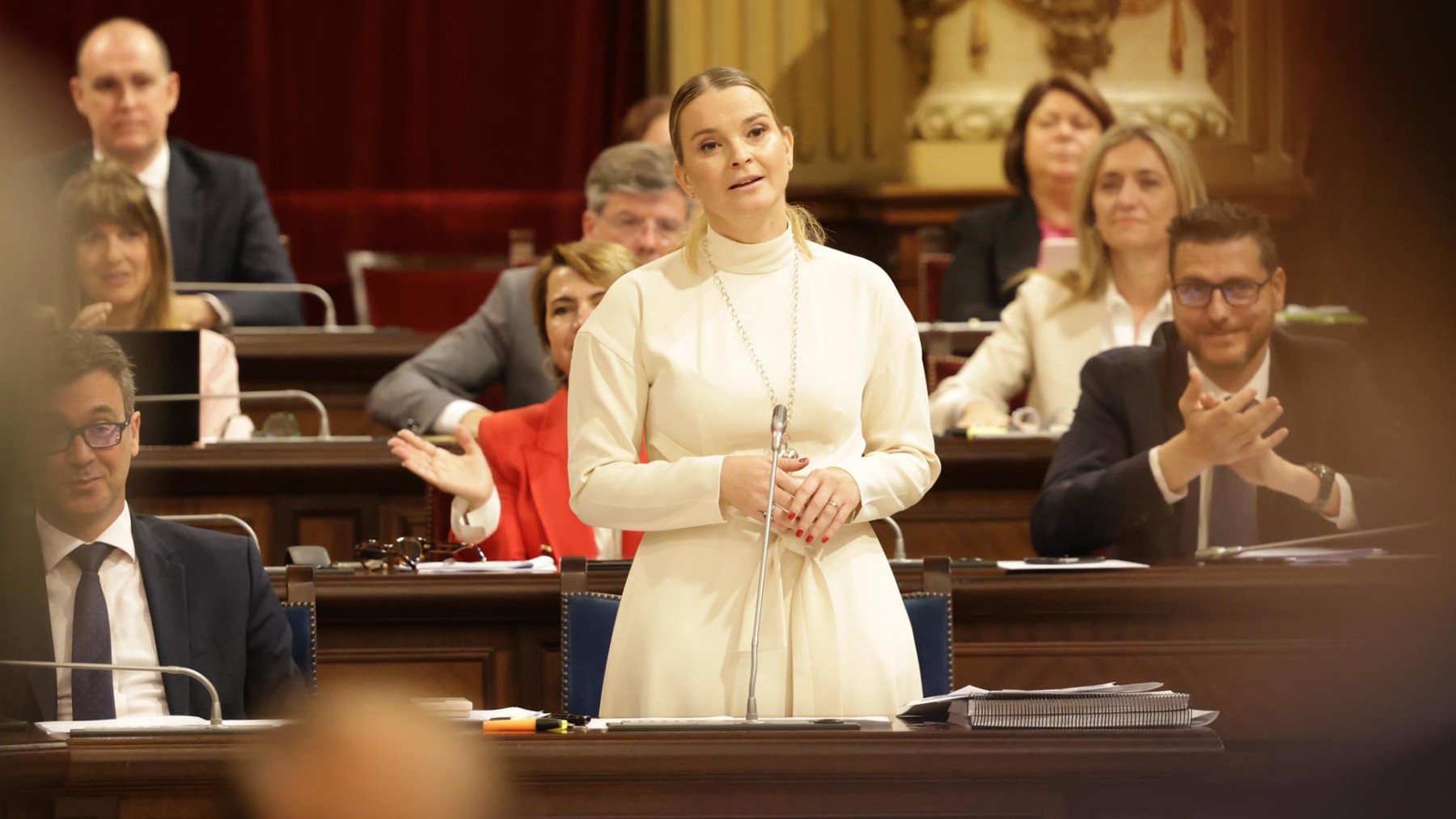 La presidenta del Govern, Marga Prohens, en el pleno del Parlament balear.