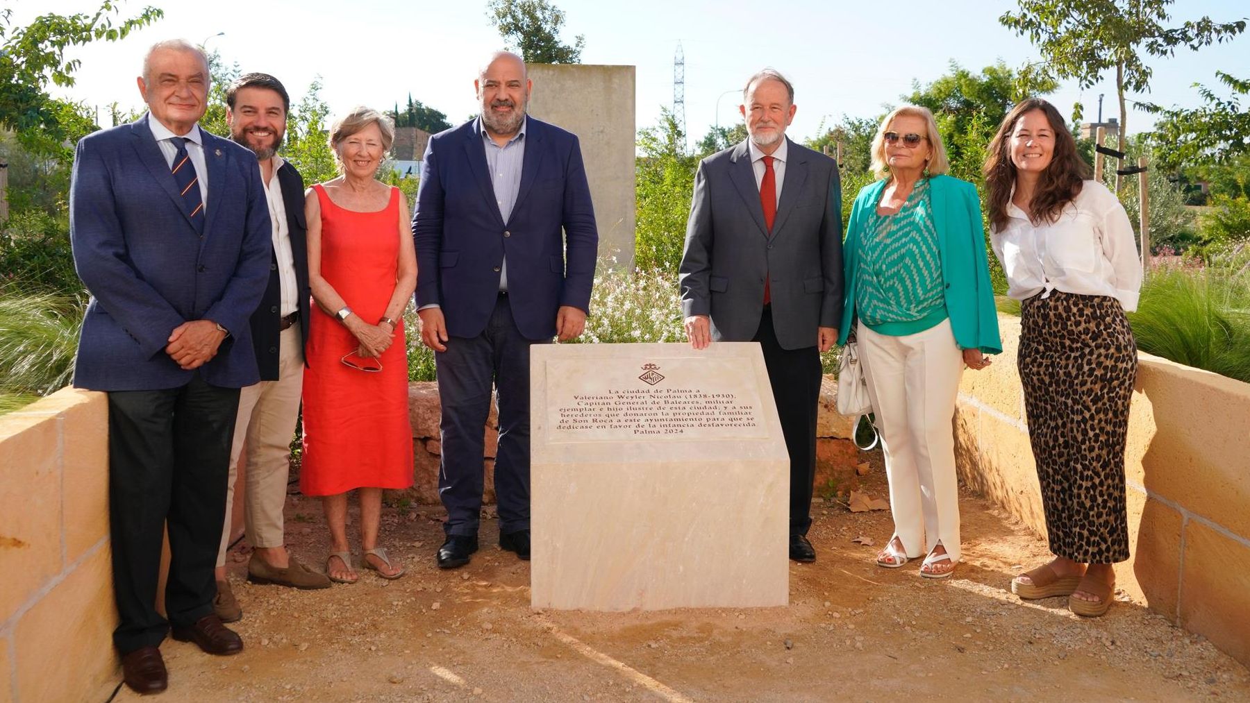 El alcalde de Palma, Jaime Martínez, descubre una placa en honor al general Valeriano Weyler Nicolau.