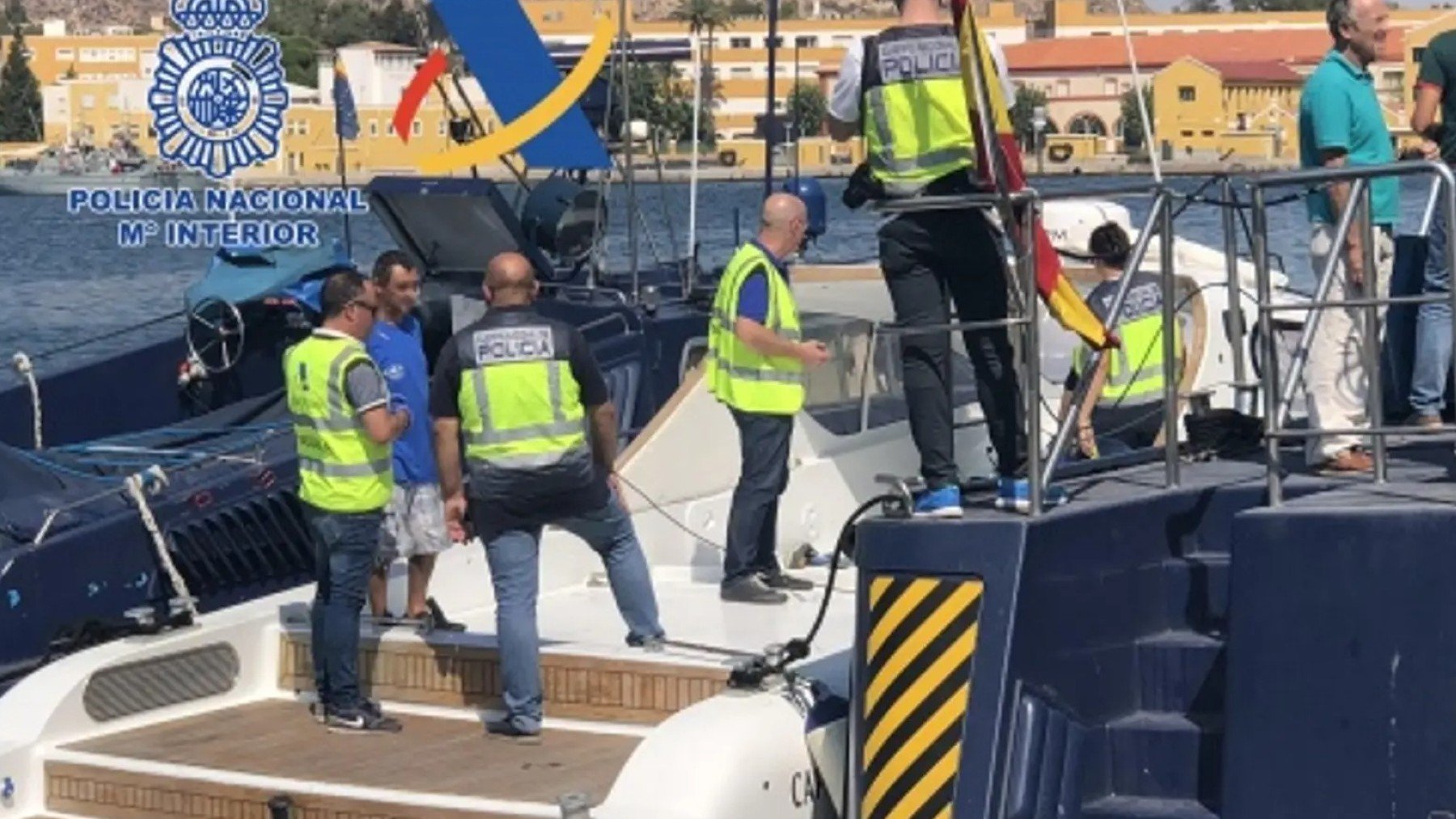 Policías nacionales durante una intervención contra narcotraficantes.