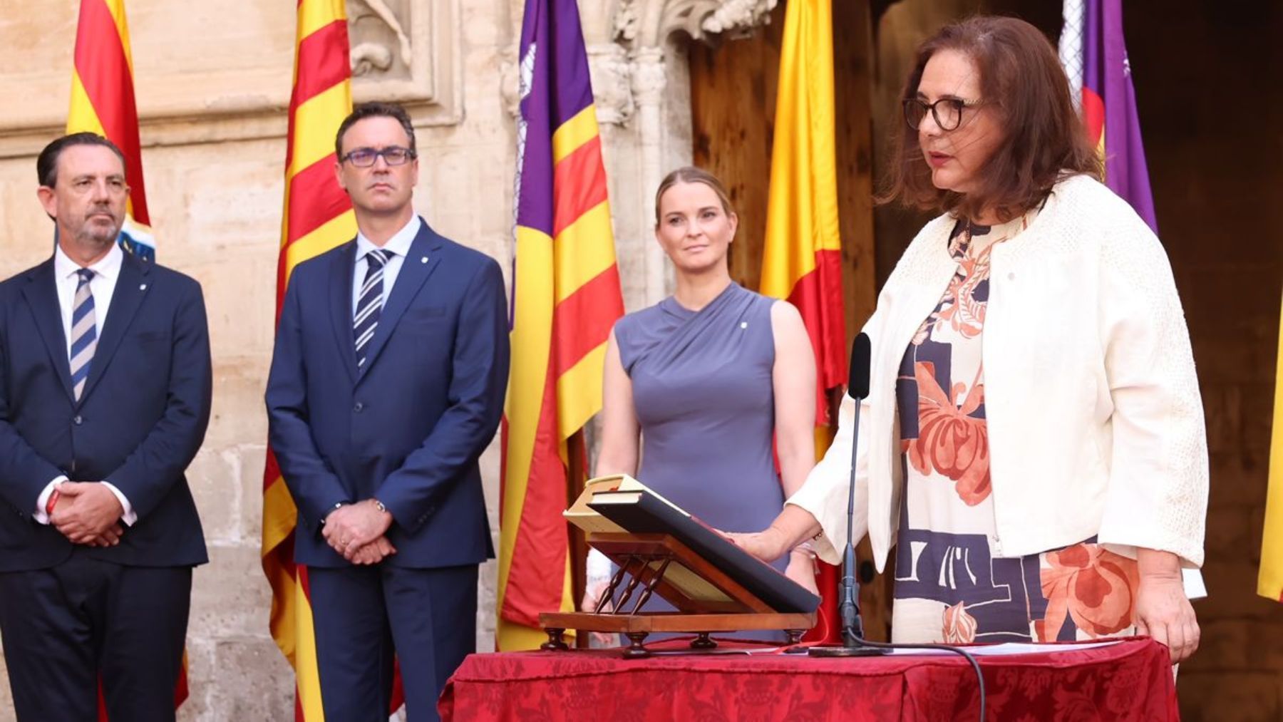 La presidenta Marga Prohens junto a la consellera de Salud, Manuela García.