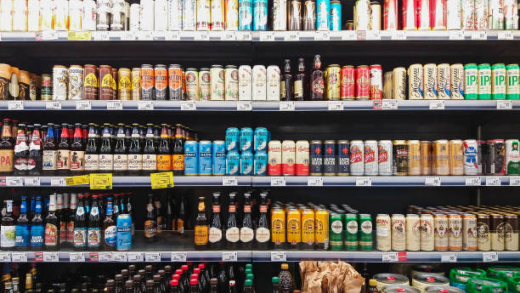 Latas de cerveza en un supermercado.