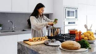 Mujer en la cocina.