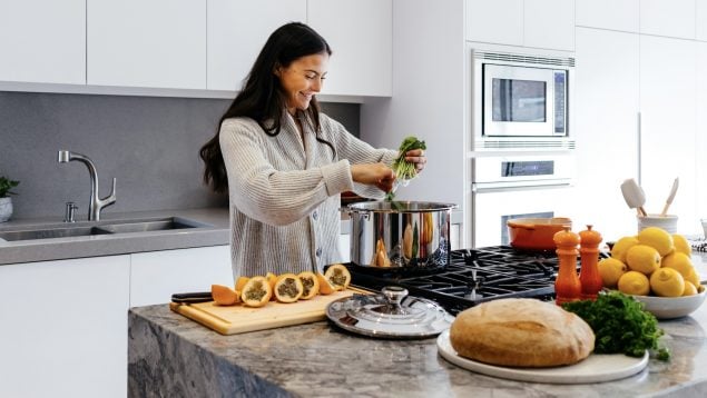 Mujer en la cocina.