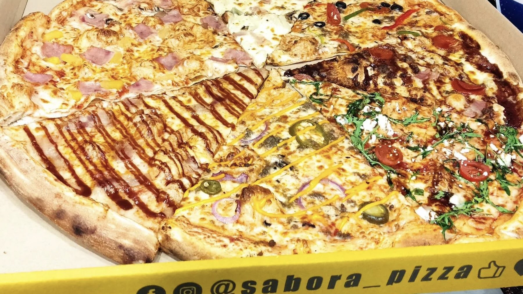 Pizza de Sabora Pizza. Fuente: Sabora Pizza Facebook.