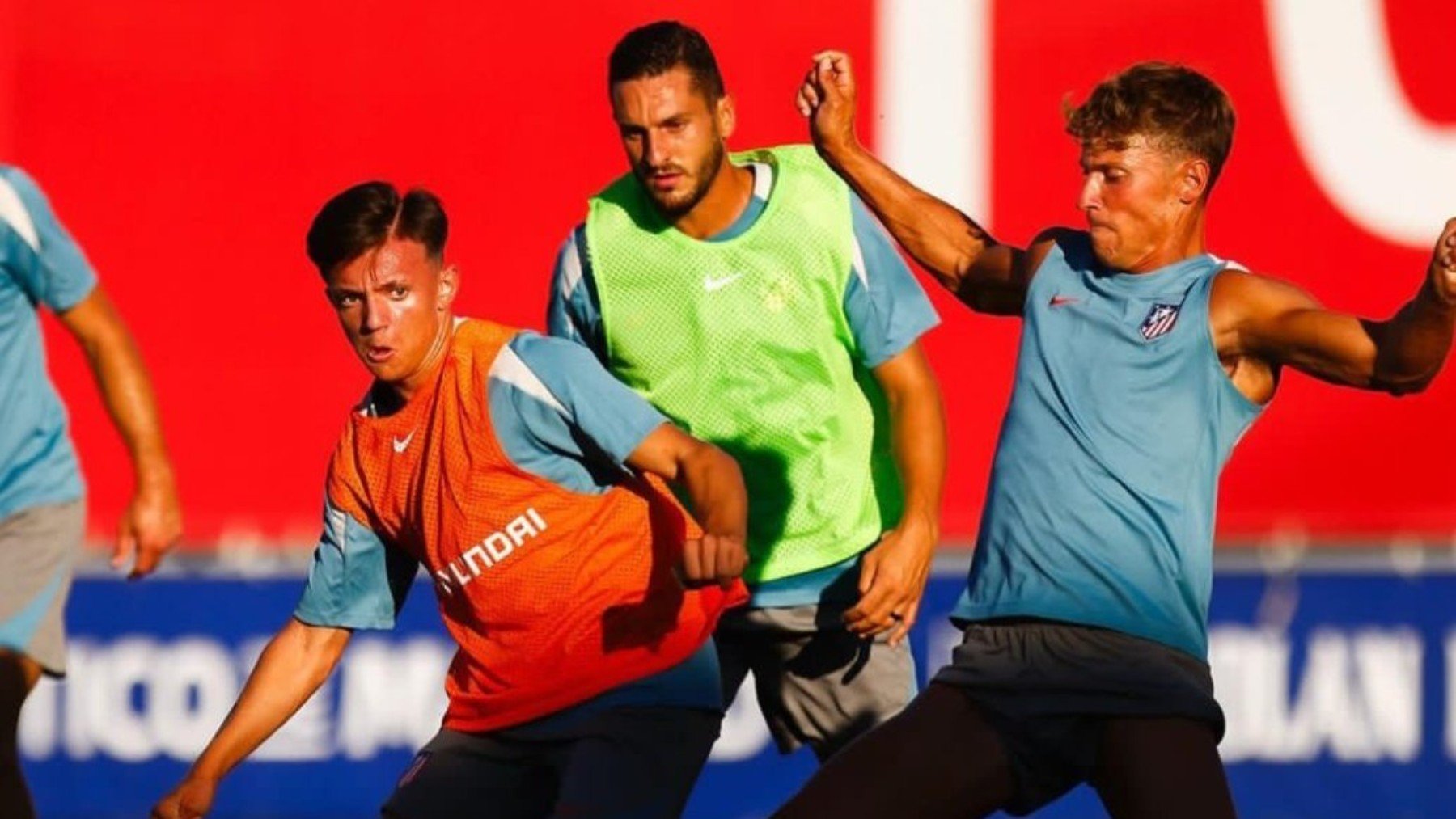 Rubén Gómez, junto a Llorente y Koke. @talento20Espano