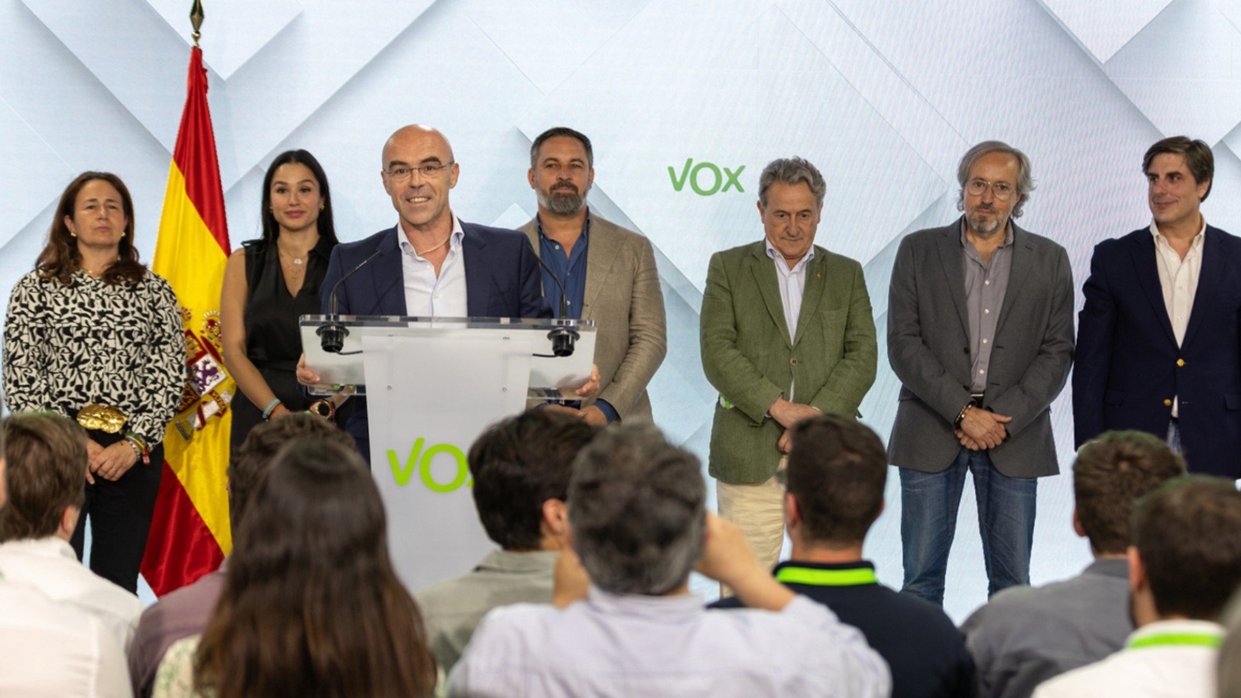 Los eurodiputados de Vox con Santiago Abascal, Buxadé, De la Pisa, Borrás, Tertsch, Girauta y Martín Frías.