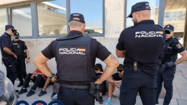 Agentes de la Policía Nacional con los menas encontrados entre atracciones de Feria.