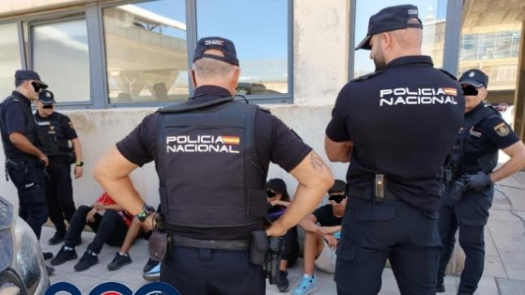 Agentes de la Policía Nacional con varios menores.