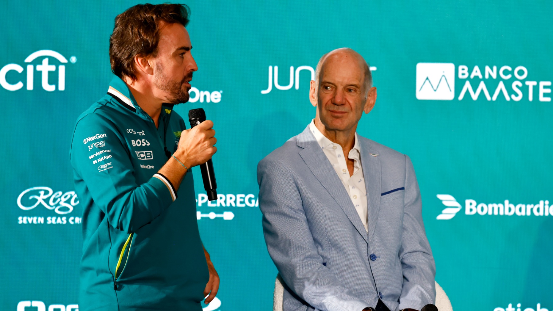 Fernando Alonso y Adrian Newey en su presentación con Aston Martin. (Getty)