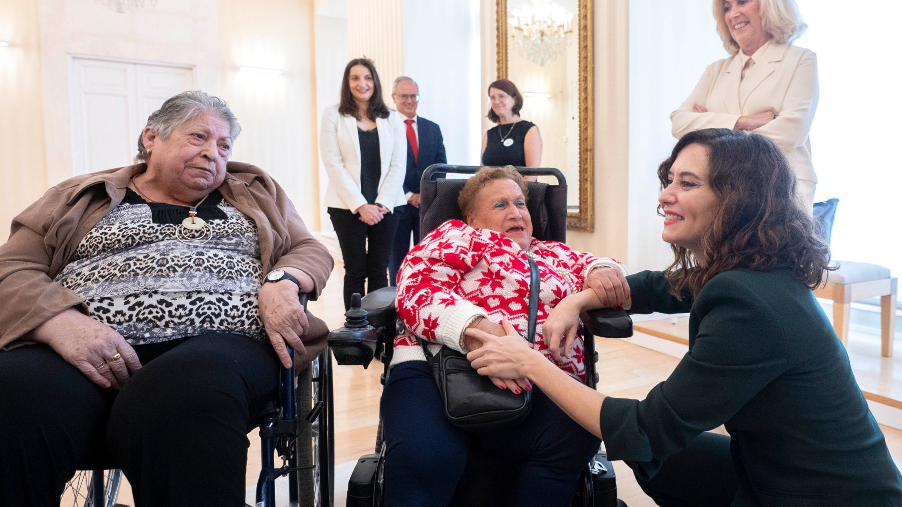 Isabel Díaz Ayuso junto a dos ancianas.